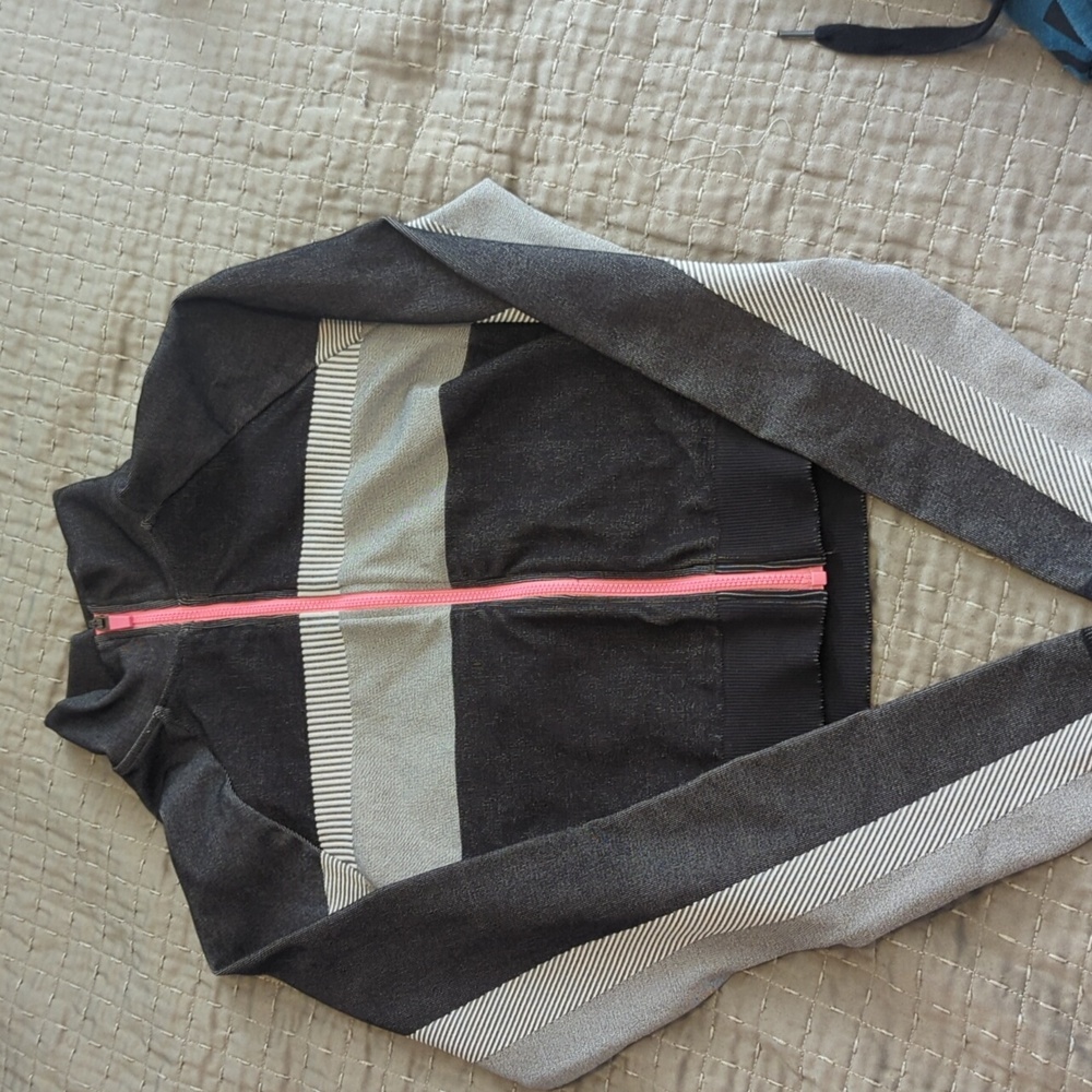 Fabletocs Tory cropped Jacket - Picture 3 of 3